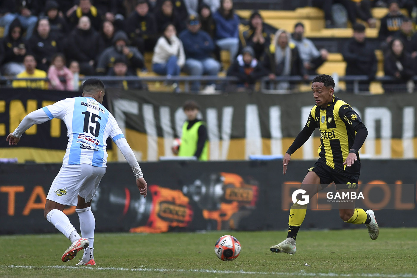 Stiven Muhlethaler, de Peñarol,  Torneo Intermedio. Estadio Campeón del Siglo.