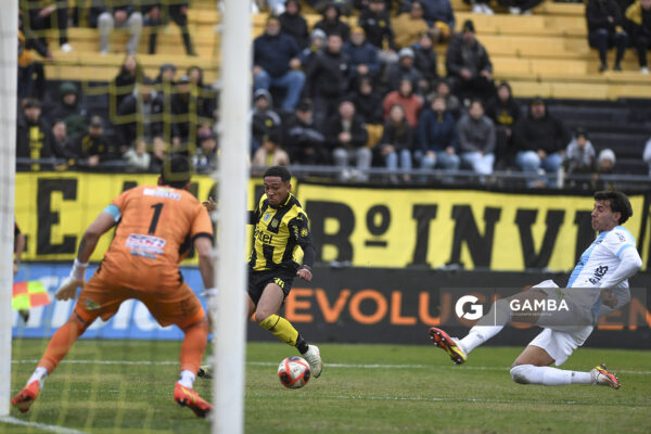 Stiven Muhlethaler, de Peñarol, Torneo Intermedio. Estadio Campeón del Siglo.