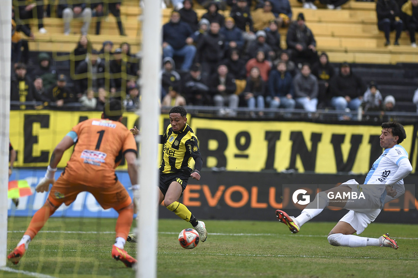 Stiven Muhlethaler, de Peñarol, Torneo Intermedio. Estadio Campeón del Siglo.