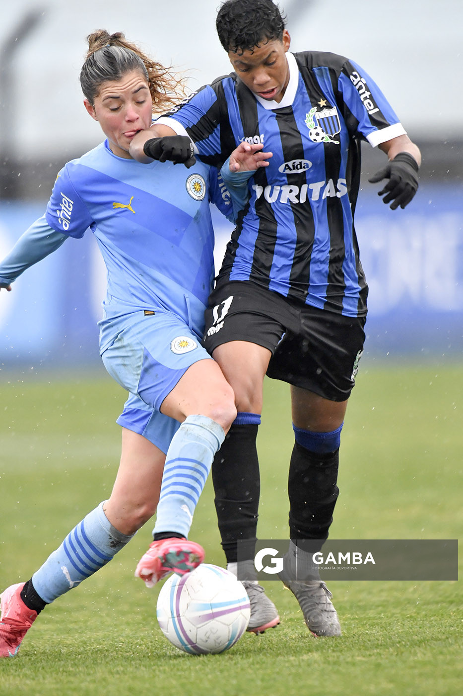 Camila Iriarte, de Montevideo City Torque. Ilana Guedes, de Liverpool. Campeonato Uruguayo de Fútbol Femenino. Estadio Belvedere.