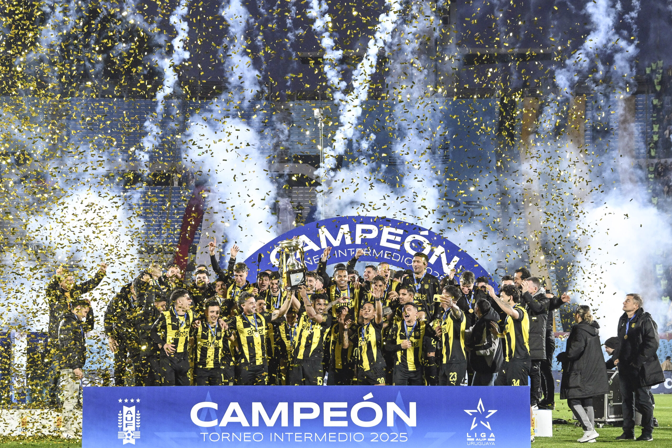 Guillermo Legaria-20250706GL-4126./ Lucas Hernández y Maximiliano Olivera, de Peñarol, levantan la copa de campeones del Torneo Intermedio 2025 tras ganar por penales el partido Peñarol vs Nacional final del Torneo Intermedio, el 6 de julio de 2025, en el Estadio Centenario, en Montevideo. / Foto: Guillermo Legaria, Agencia Gamba.-