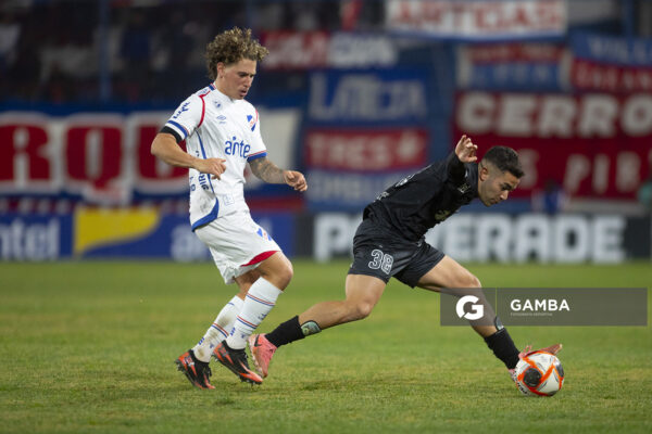 Evelio Cardozo, de Danubio. Torneo Intermedio. Estadio Gran Parque Central.