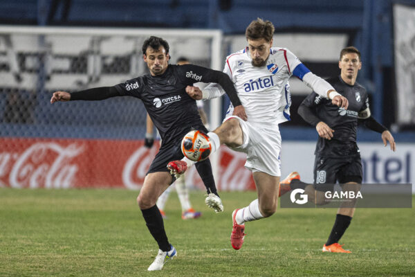 Leandro Sosa, de Danubio. Sebastián Coates, de Nacional. Torneo Intermedio. Estadio Gran Parque Central.