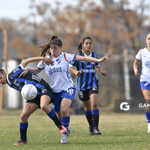 Victoria Galli, de Liverpool. Julieta Melogño, de Nacional. Campeonato Uruguayo de Fútbol Femenino. Estadio Parque Ancap.