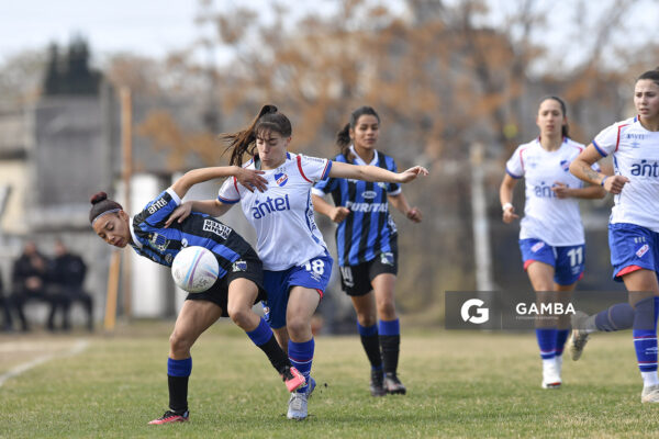Victoria Galli, de Liverpool. Julieta Melogño, de Nacional. Campeonato Uruguayo de Fútbol Femenino. Estadio Parque Ancap.