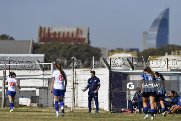 Marcel Rauss, director técnico de Nacional. Campeonato Uruguayo de Fútbol Femenino. Estadio Parque Ancap.