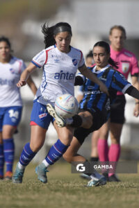 Carolay Ospina, de Nacional. Aldana Sejas, de Liverpool. Campeonato Uruguayo de Fútbol Femenino. Estadio Parque Ancap.