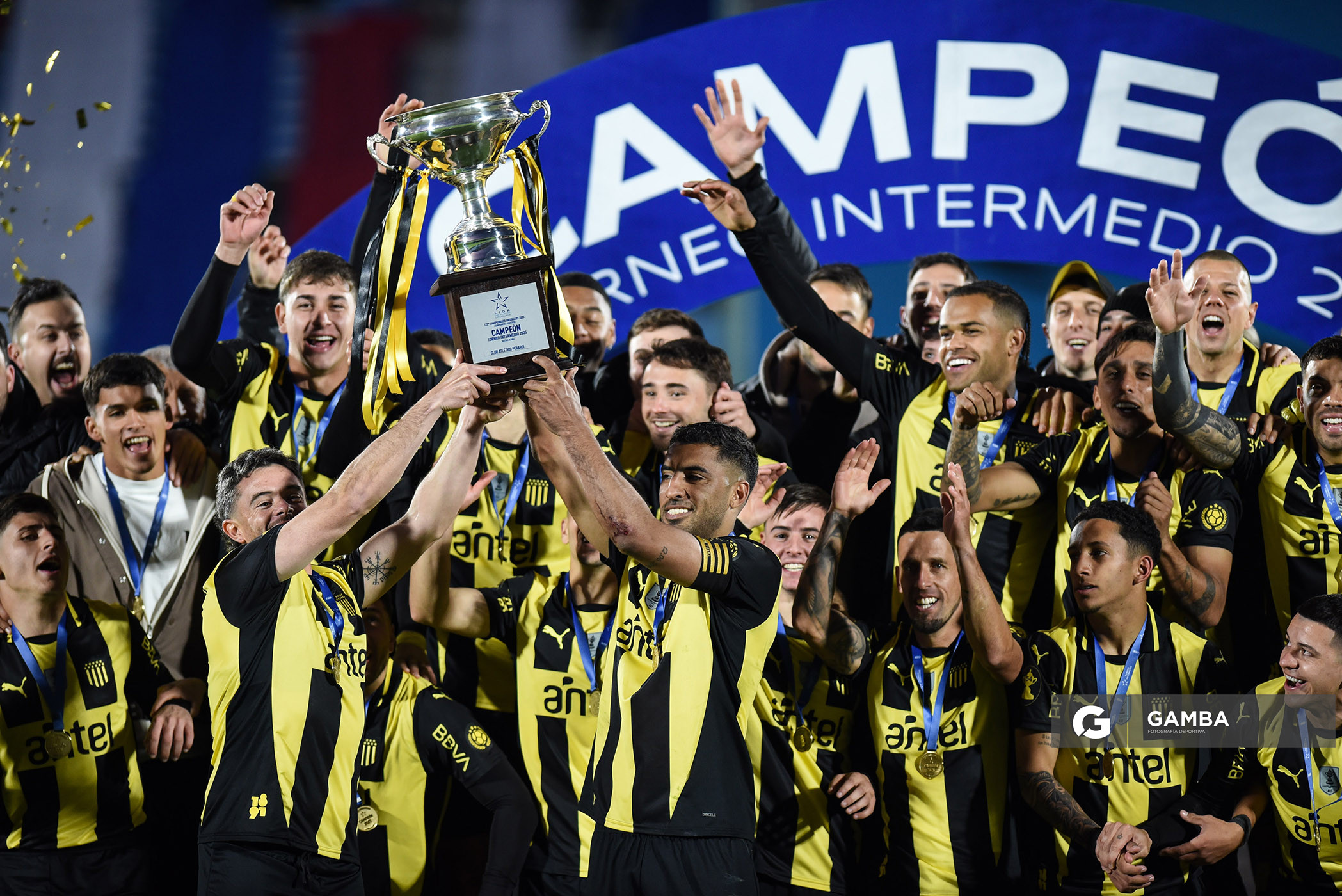 Peñarol Campeón. Torneo Intermedio. Estadio Centenario.