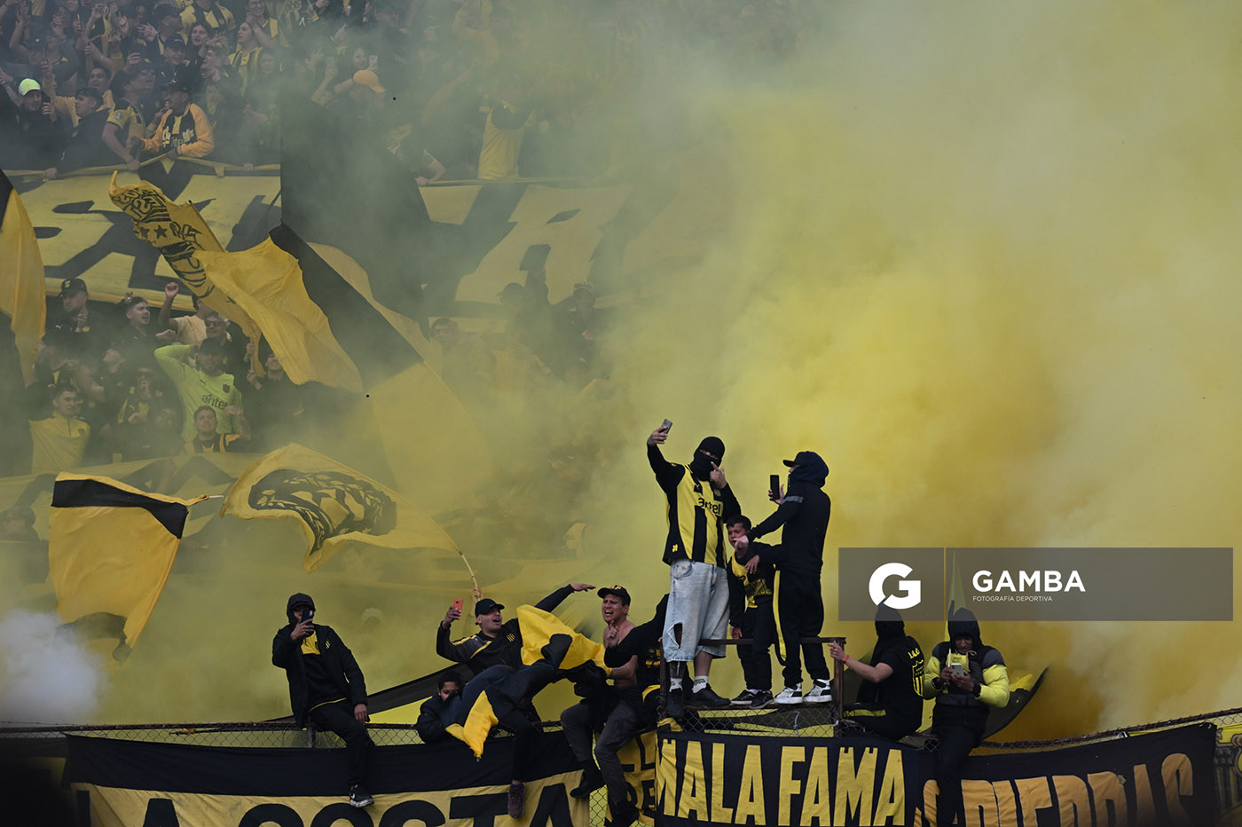 Hinchas de Peñarol. Torneo Intermedio. Estadio Centenario.