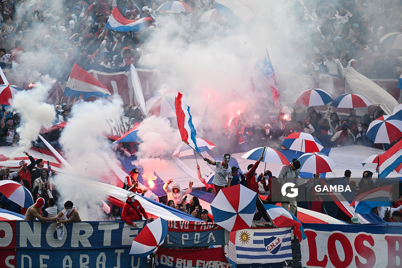 Hinchas de Nacional. Torneo Intermedio. Estadio Centenario.