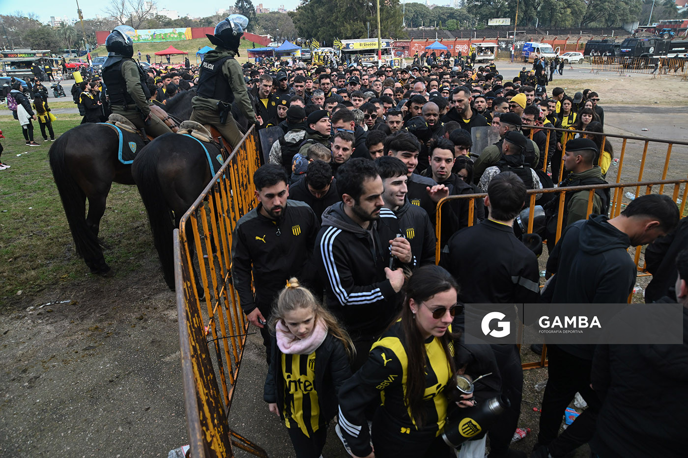 Hinchas de Peñarol. Torneo Intermedio. Estadio Centenario.