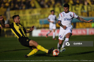 Javier Méndez, de Peñarol. Gabriel Báez, de Nacional. Torneo Intermedio. Estadio Centenario.