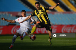 Julián Millán, de Nacional. Maximiliano Silvera, de Peñarol. Torneo Intermedio. Estadio Centenario.