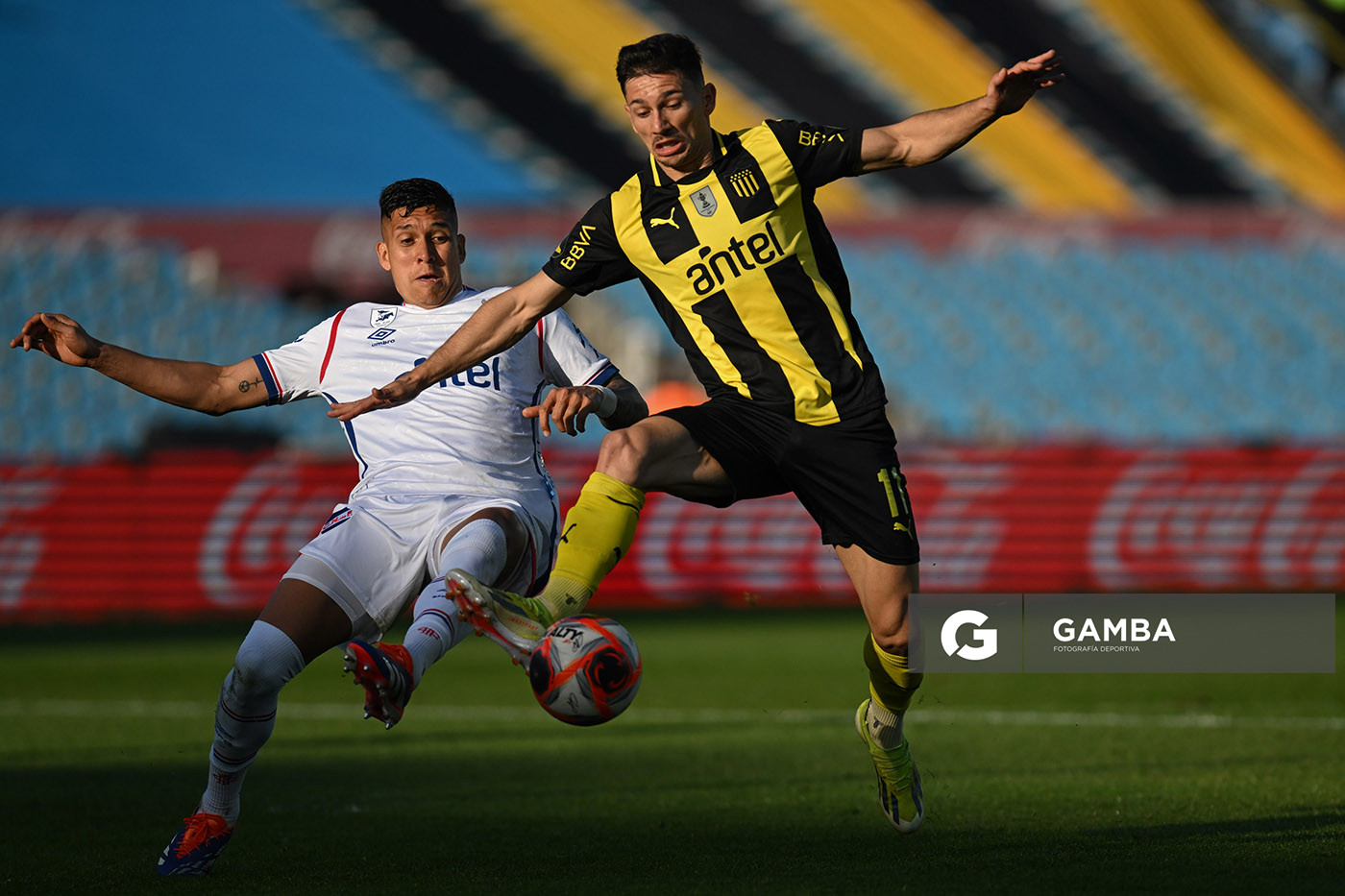 Julián Millán, de Nacional. Maximiliano Silvera, de Peñarol. Torneo Intermedio. Estadio Centenario.