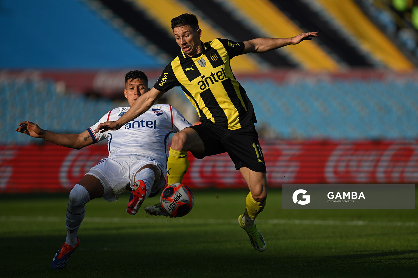 Julián Millán, de Nacional. Maximiliano Silvera, de Peñarol. Torneo Intermedio. Estadio Centenario.
