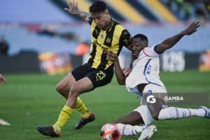 Javier Méndez, de Peñarol. Gonzalo Carneiro, de Nacional. Torneo Intermedio. Estadio Centenario.