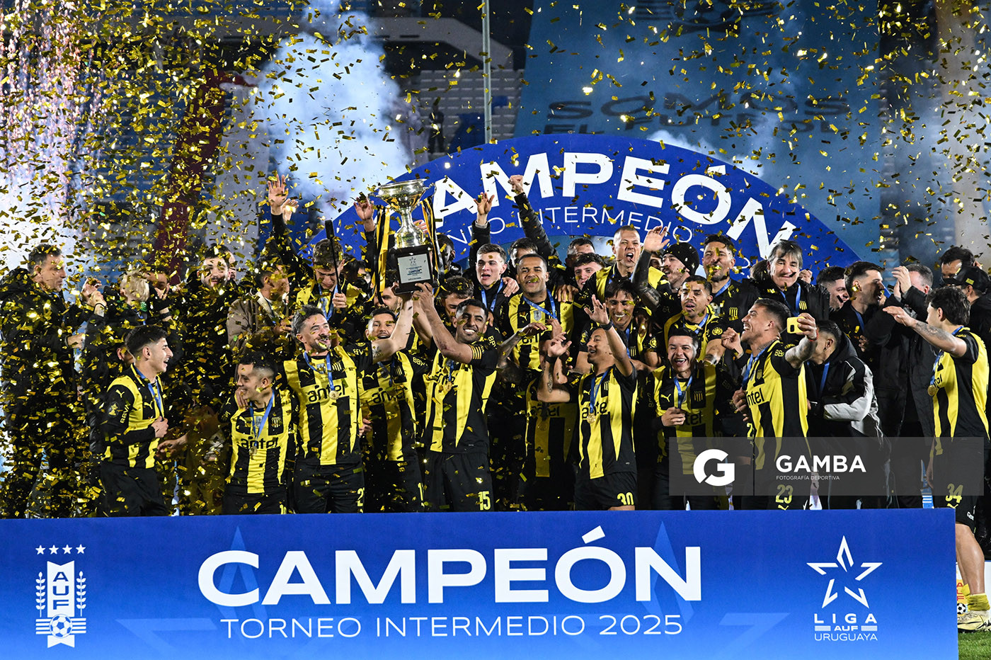 Peñarol Campeón. Torneo Intermedio. Estadio Centenario.