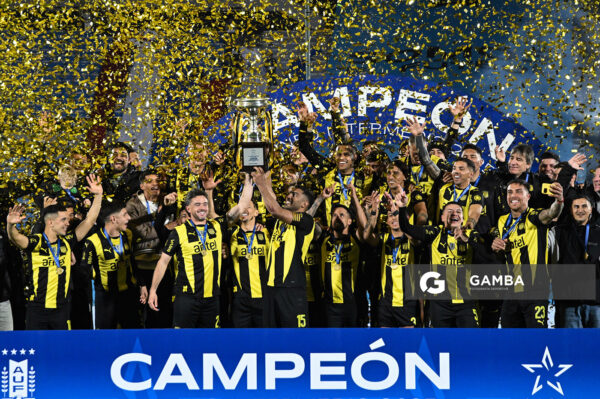 Torneo Intermedio. Estadio Centenario.