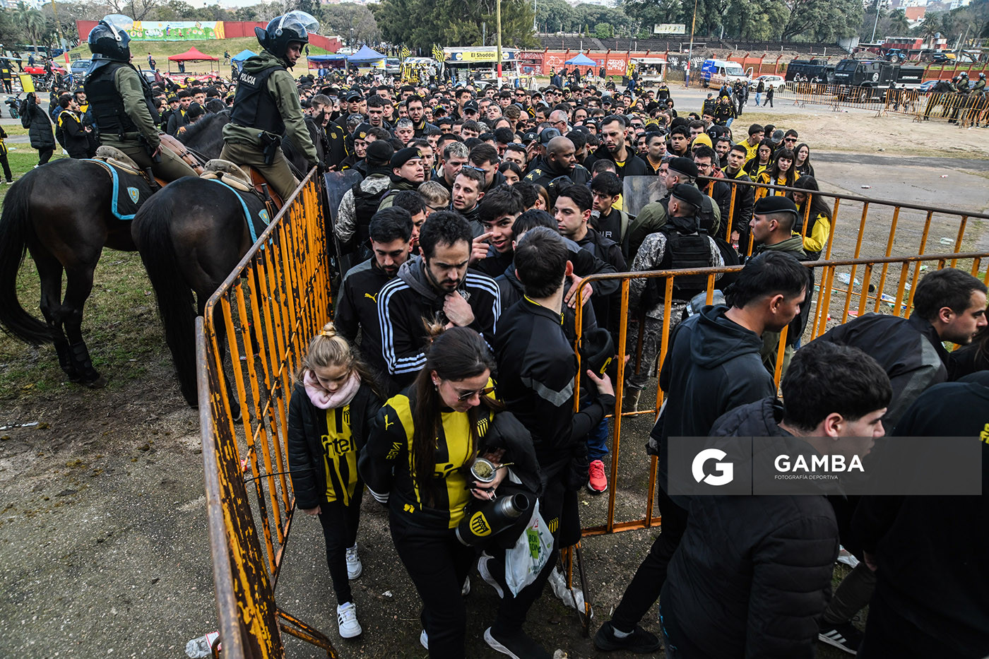 Hinchas de Peñarol. Torneo Intermedio. Estadio Centenario.