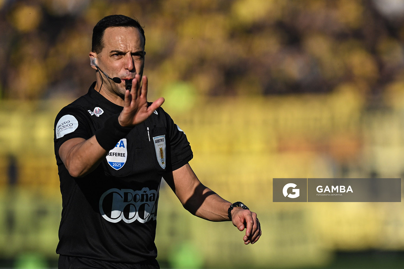 Esteban Ostojich, árbitro central. Torneo Intermedio. Estadio Centenario.