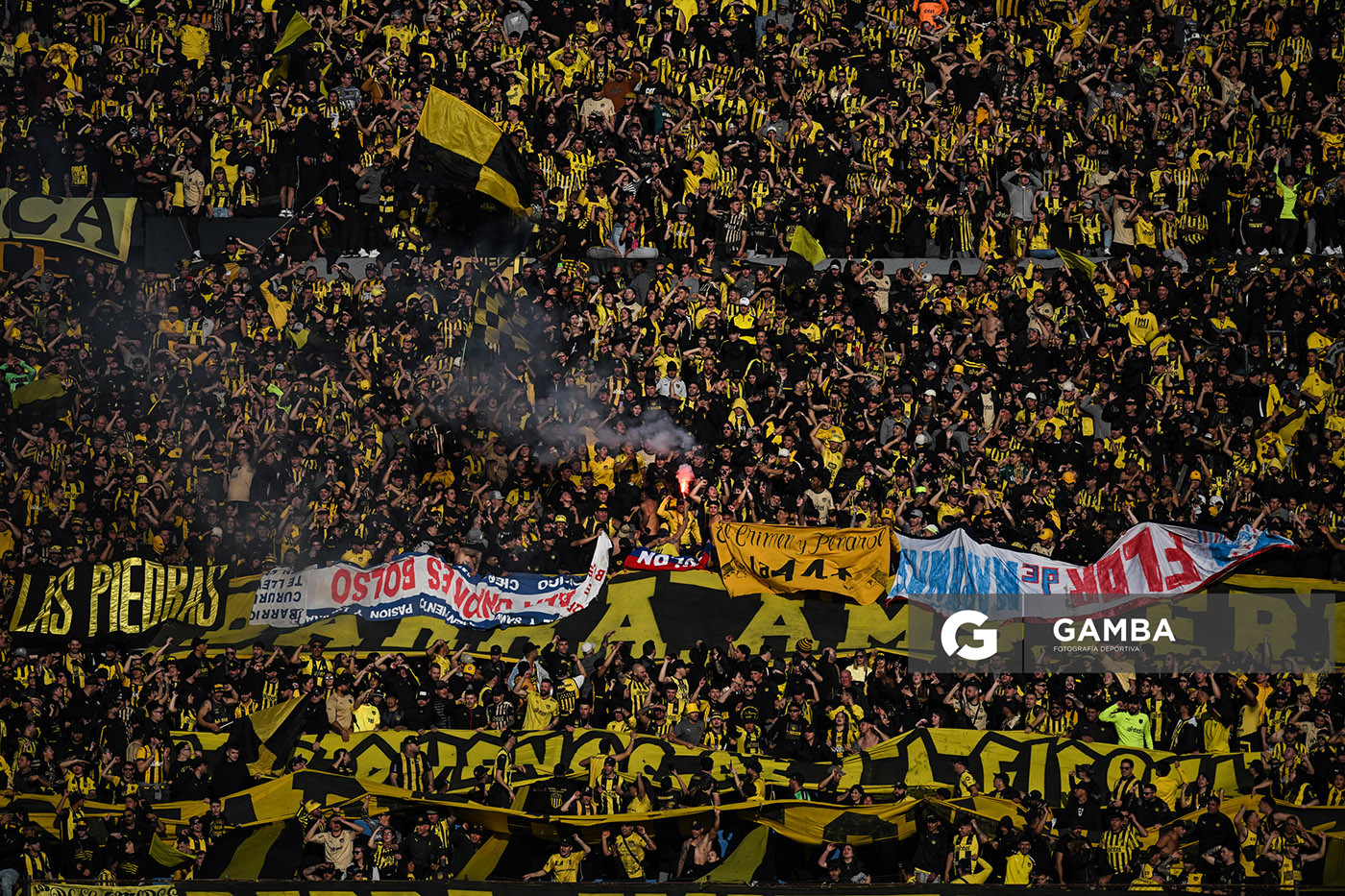 Hinchas de Peñarol. Torneo Intermedio. Estadio Centenario.