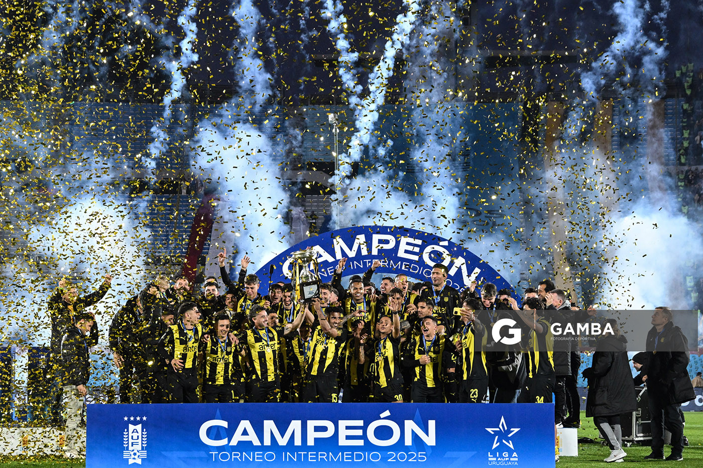 Peñarol Campeón. Torneo Intermedio. Estadio Centenario.