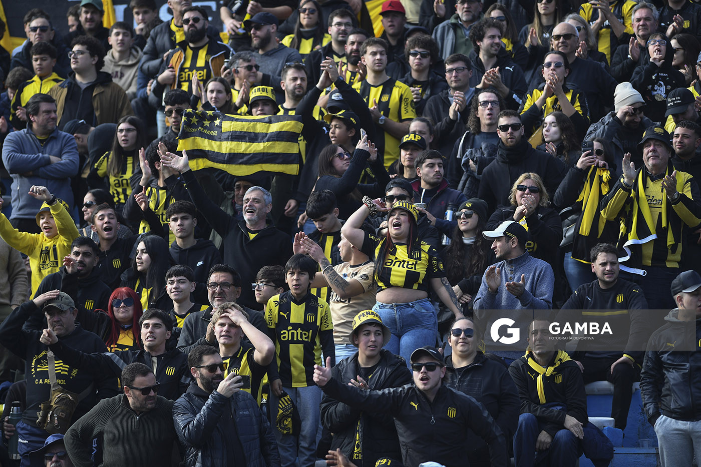Hinchas de Peñarol. Torneo Intermedio. Estadio Centenario.