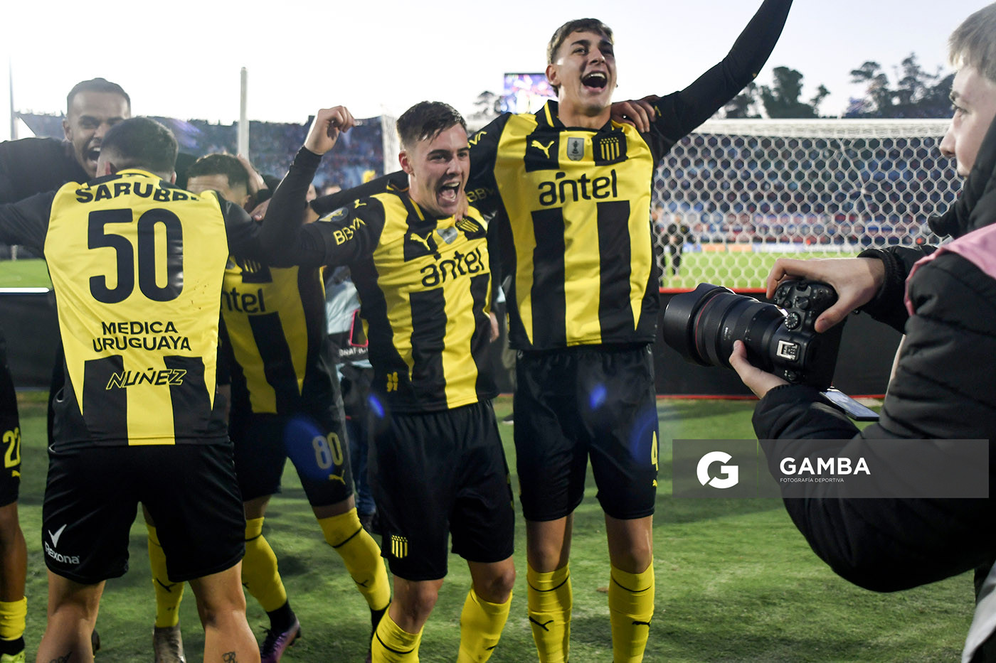Leandro Umpiérrez y Juan Rodríguez. Peñarol Campeón. Torneo Intermedio. Estadio Centenario.