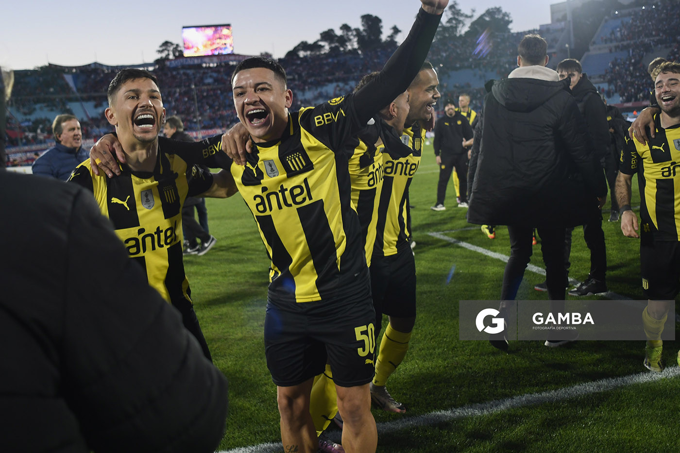 Maximiliano Silvera y Diego García. Peñarol Campeón. Torneo Intermedio. Estadio Centenario.