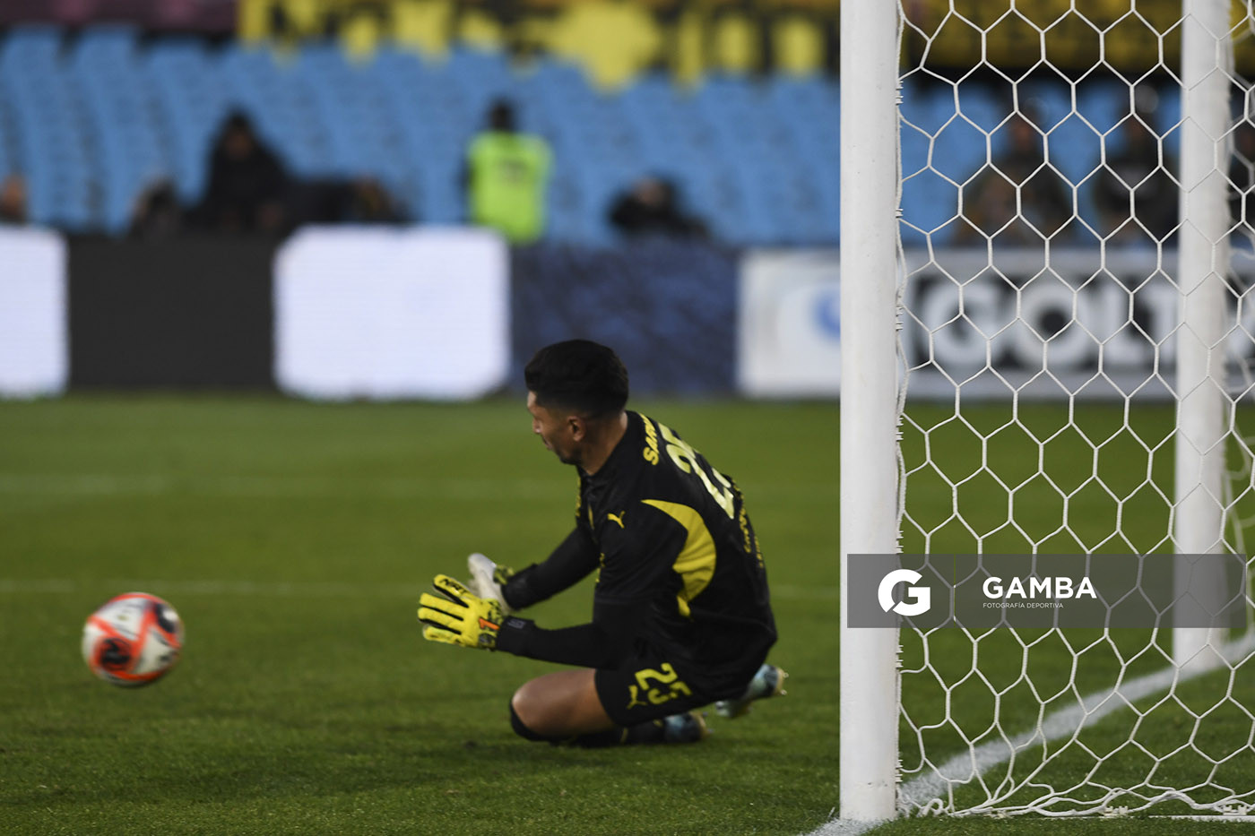 Martín Campaña, golero de Peñarol. Torneo Intermedio. Estadio Centenario.