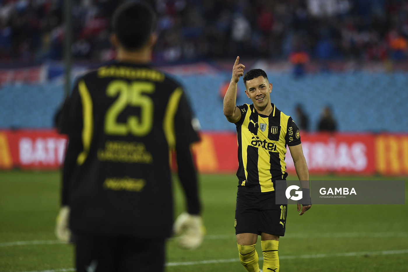 Leonardo Fernández, de Peñarol. Torneo Intermedio. Estadio Centenario.