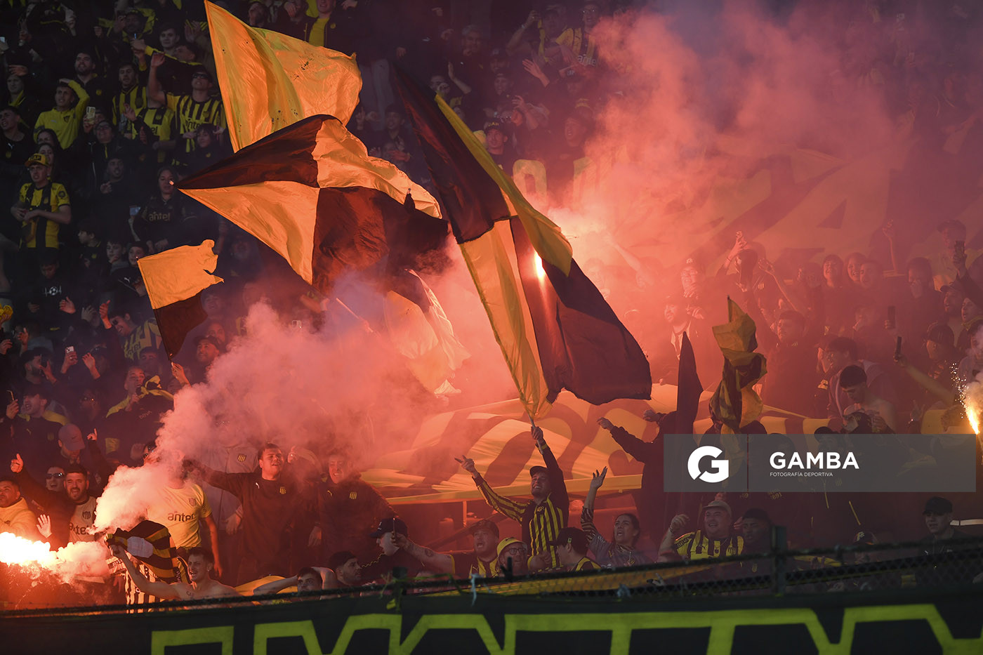 Hinchas de Peñarol. Torneo Intermedio. Estadio Centenario.