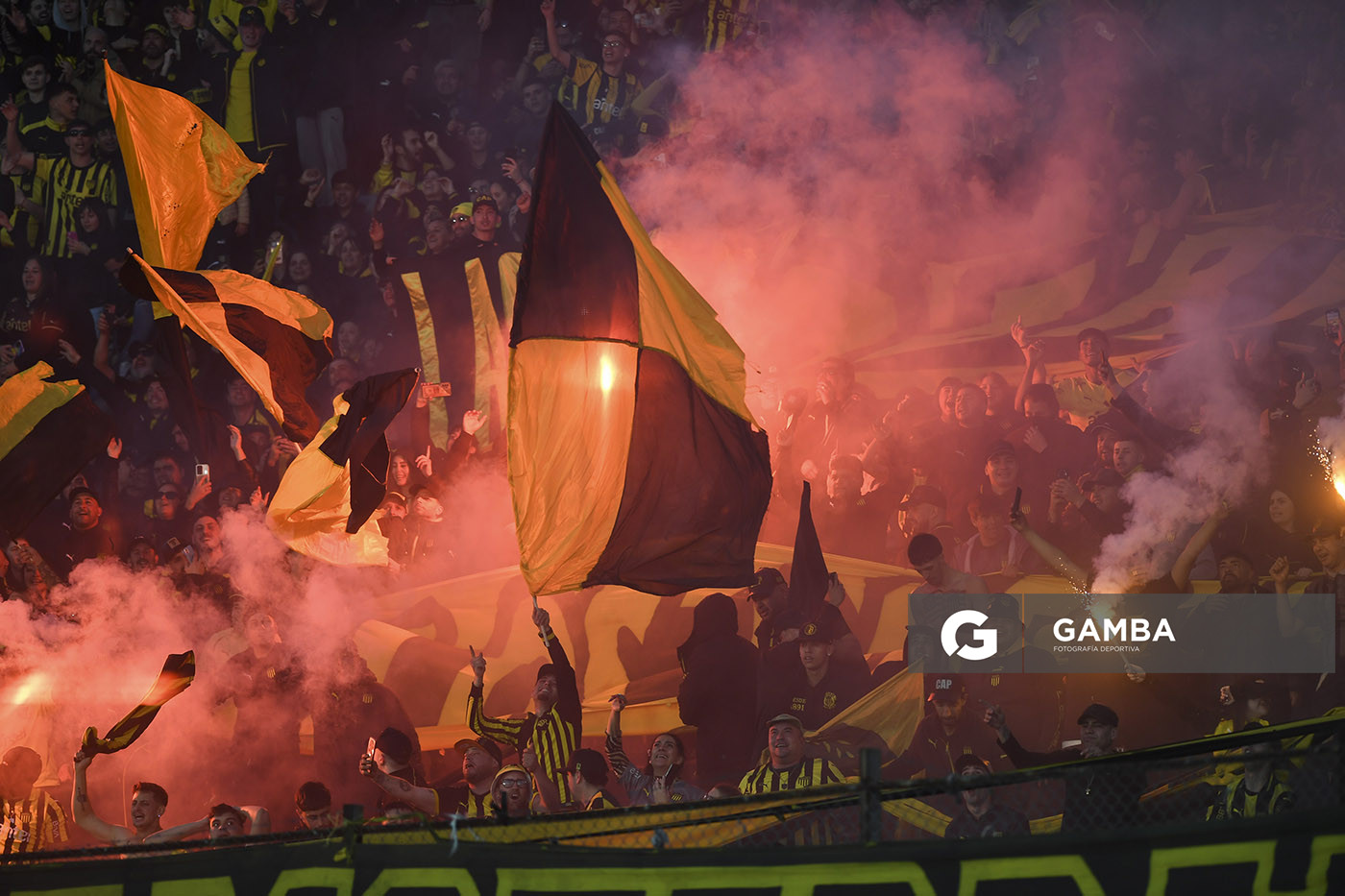 Hinchas de Peñarol. Torneo Intermedio. Estadio Centenario.