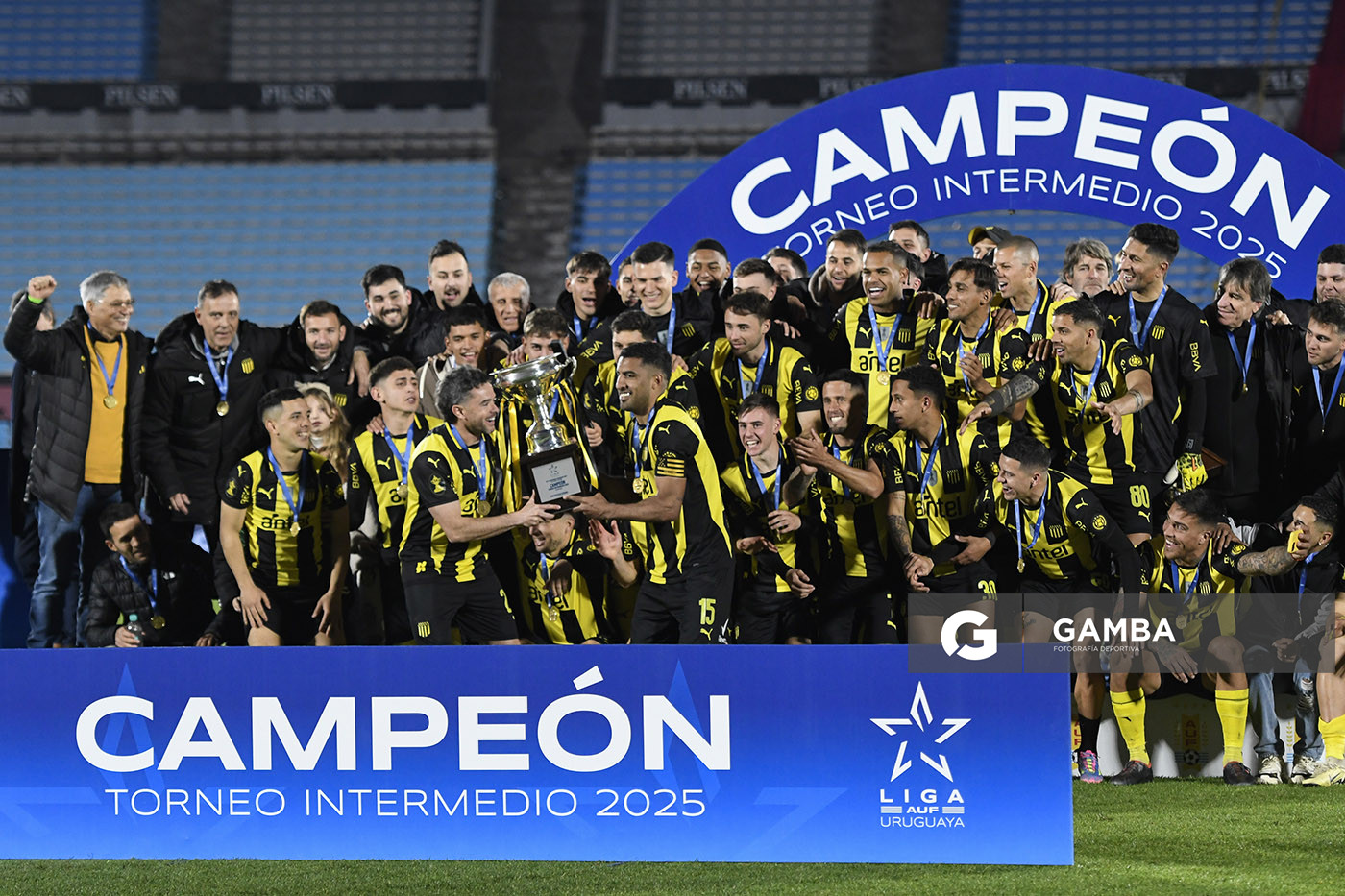 Peñarol Campeón. Torneo Intermedio. Estadio Centenario.