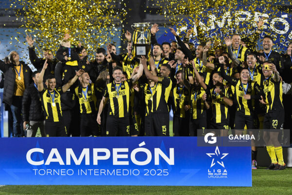 Peñarol Campeón. Torneo Intermedio. Estadio Centenario.
