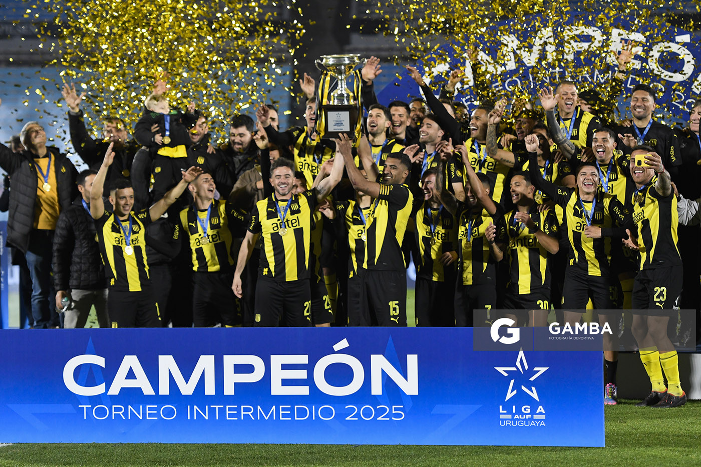 Peñarol Campeón. Torneo Intermedio. Estadio Centenario.