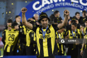 Maximiliano Olivera. Peñarol Campeón. Torneo Intermedio. Estadio Centenario.