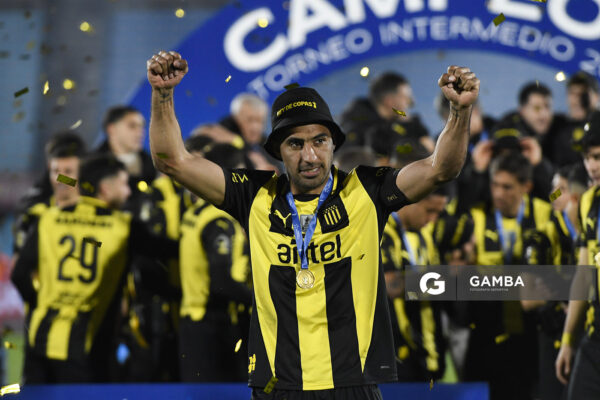 Maximiliano Olivera. Peñarol Campeón. Torneo Intermedio. Estadio Centenario.