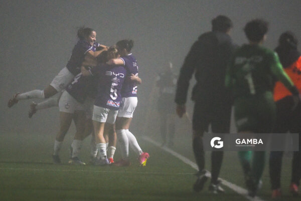 Jugadoras de Defensor Sporting tras el gol de Milena Olivera. Campeonato Uruguayo de Fútbol Femenino. Complejo Rentistas.