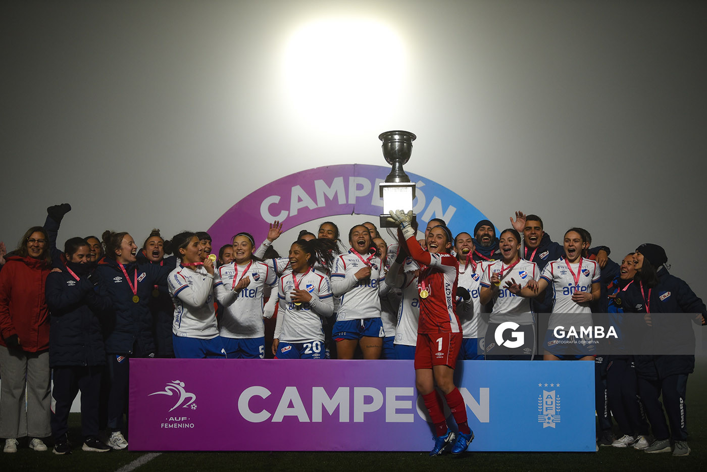 Josefina Villanueva, capitana. Nacional Campeón. Campeonato Uruguayo de Fútbol Femenino. Complejo Rentistas.