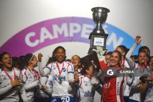 Josefina Villanueva, capitana. Nacional Campeón. Campeonato Uruguayo de Fútbol Femenino. Complejo Rentistas.