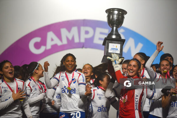 Josefina Villanueva, capitana. Nacional Campeón. Campeonato Uruguayo de Fútbol Femenino. Complejo Rentistas.