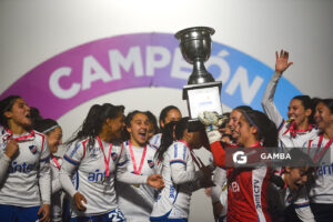 Josefina Villanueva, capitana. Nacional Campeón. Campeonato Uruguayo de Fútbol Femenino. Complejo Rentistas.