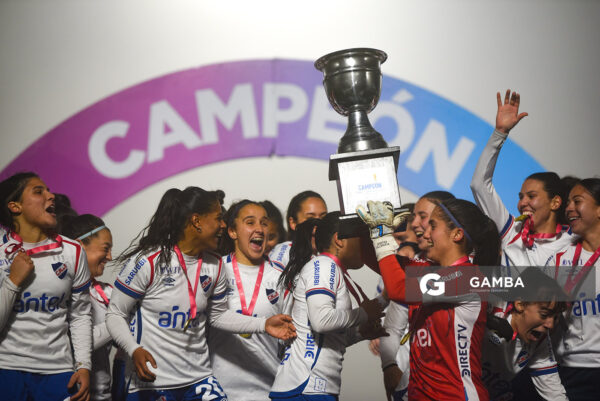Josefina Villanueva, capitana. Nacional Campeón. Campeonato Uruguayo de Fútbol Femenino. Complejo Rentistas.