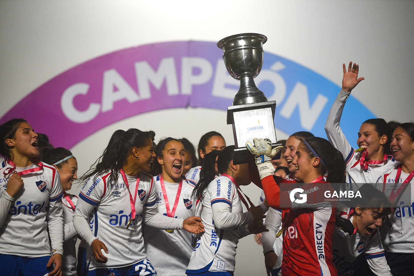 Josefina Villanueva, capitana. Nacional Campeón. Campeonato Uruguayo de Fútbol Femenino. Complejo Rentistas.