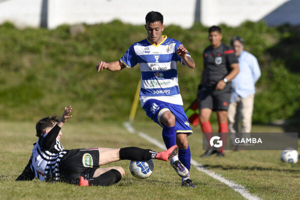 Enzo Cabrera, de Río Negro. Bruno Pintos, de Libertad. 21ª Copa Nacional de Clubes. Estadio Álvaro Pérez.