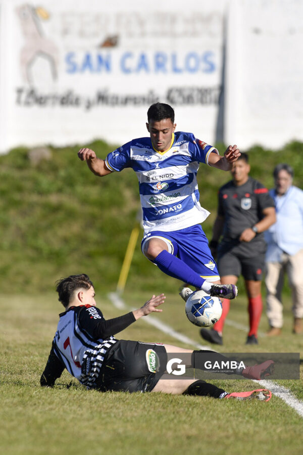 Enzo Cabrera, de Río Negro. Bruno Pintos, de Libertad. 21ª Copa Nacional de Clubes. Estadio Álvaro Pérez.