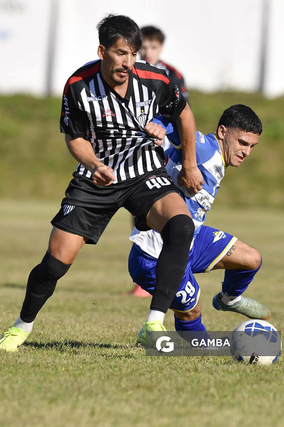 Hamilton Pereira, de Río Negro. Alex Seijas, de Libertad. 21ª Copa Nacional de Clubes. Estadio Álvaro Pérez.