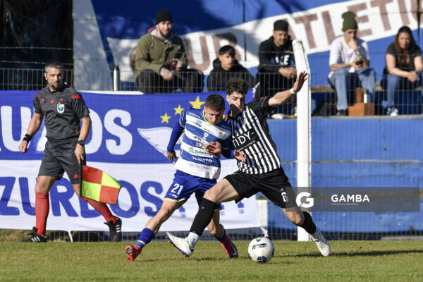 Matías Giménez, de Libertad. Braian de León, de Río Negro. 21ª Copa Nacional de Clubes. Estadio Álvaro Pérez.