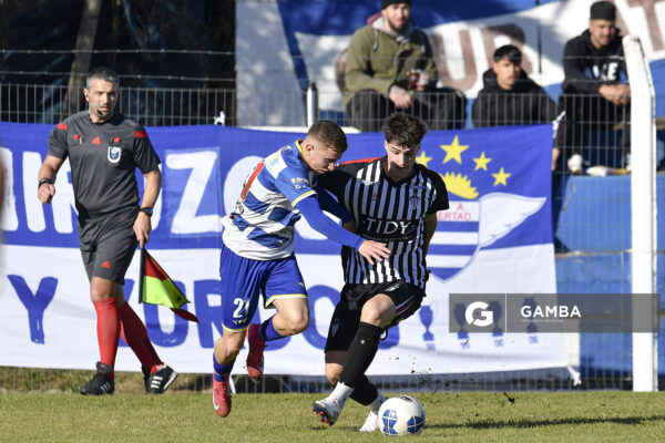 Matías Giménez, de Libertad. Braian de León, de Río Negro. 21ª Copa Nacional de Clubes. Estadio Álvaro Pérez.